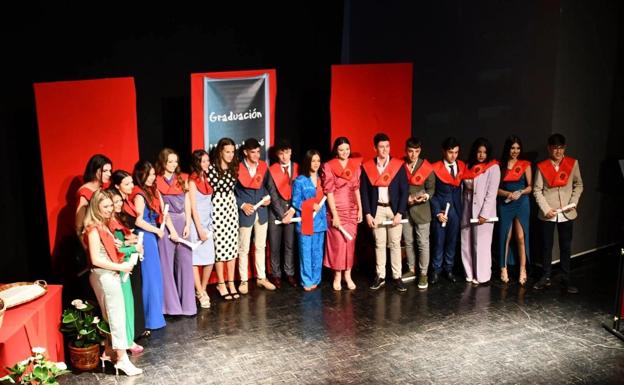 Imagen principal - Acto de graduación con los alumnos de 2º de Bachillerato con sus tutores y el director del centro. 