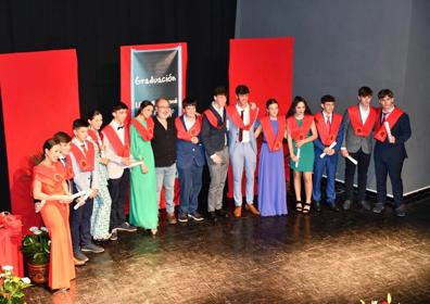 Imagen secundaria 1 - Acto de graduación con los alumnos de 2º de Bachillerato con sus tutores y el director del centro. 