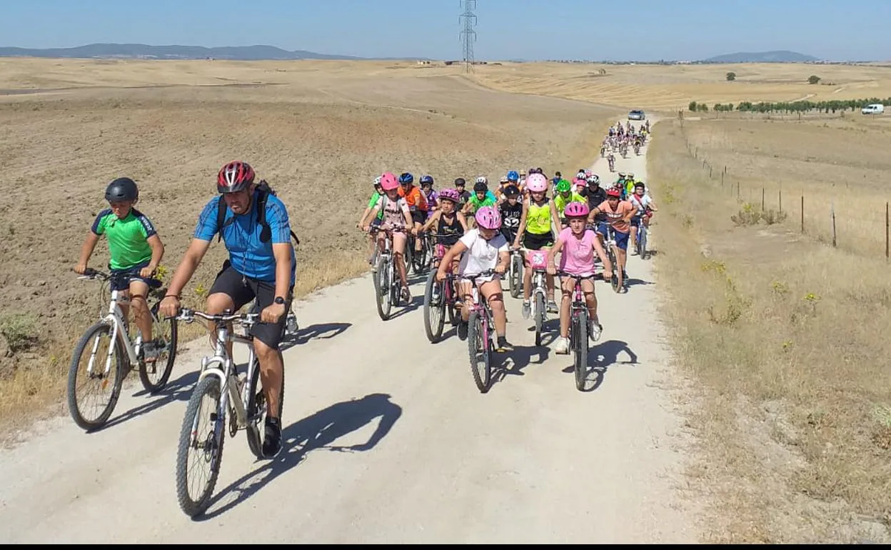 Los escolares hicieron una ruta en bicicleta por los alrededores de Campanario. 