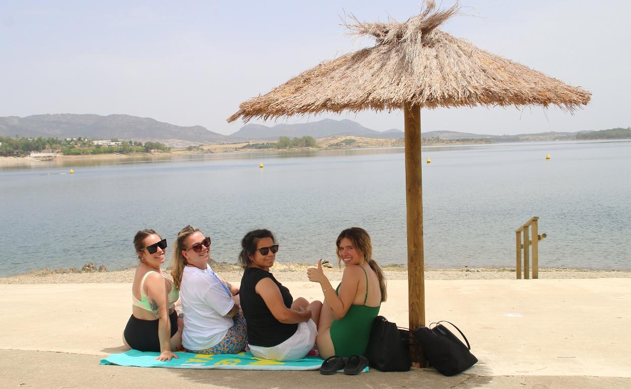 Grupo de bañistas madrileñas en la Playa de Campanario. 