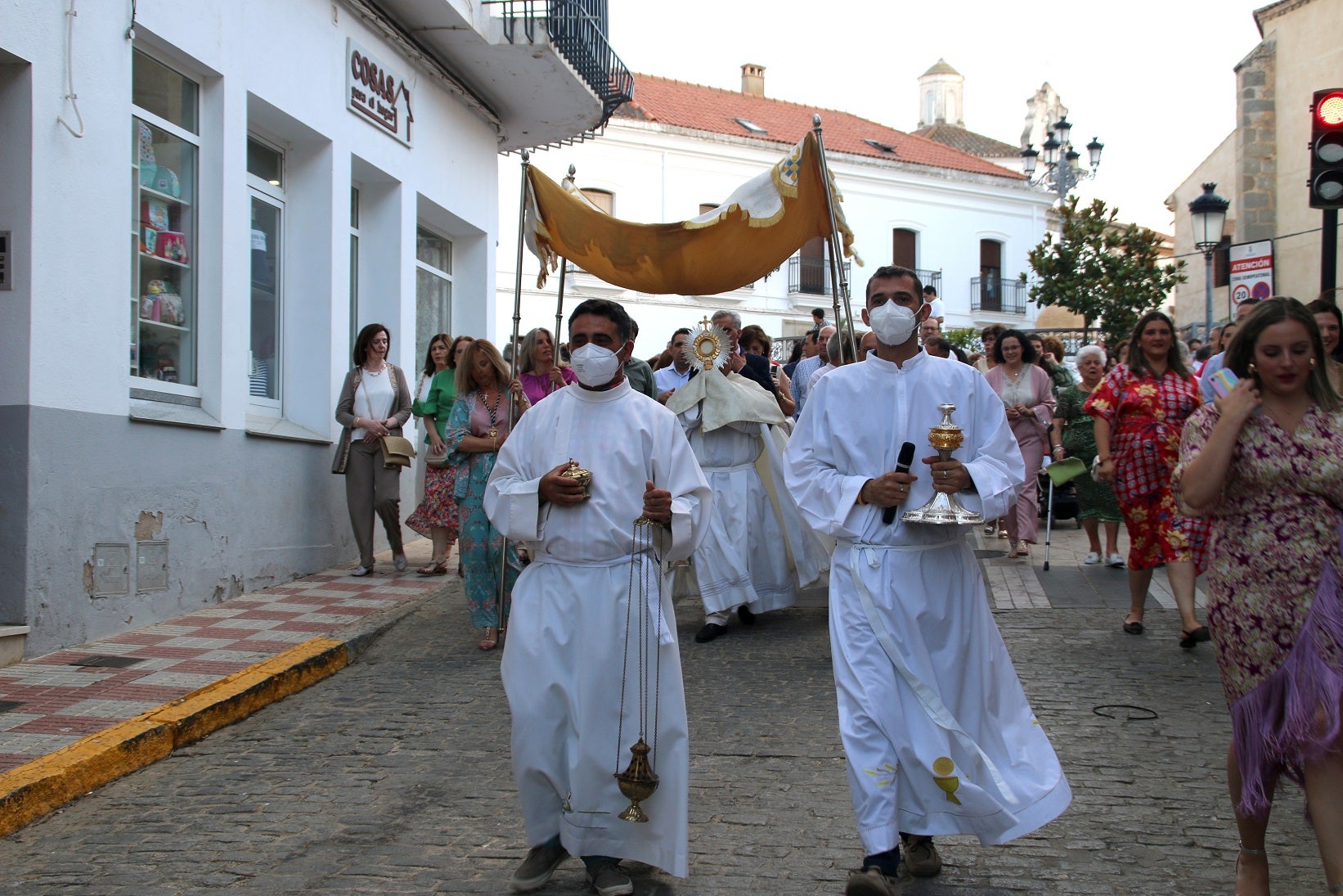 El Corpus Christi volvió a celebrarse con un gran acompañamiento por las calles de Campanario. 