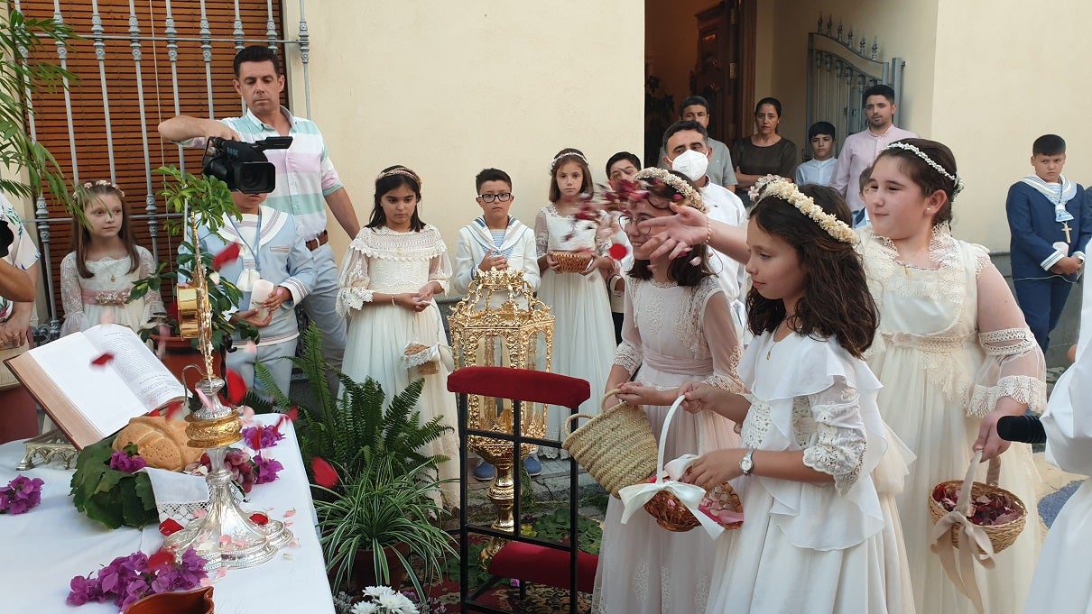 El Corpus Christi volvió a celebrarse con un gran acompañamiento por las calles de Campanario. 