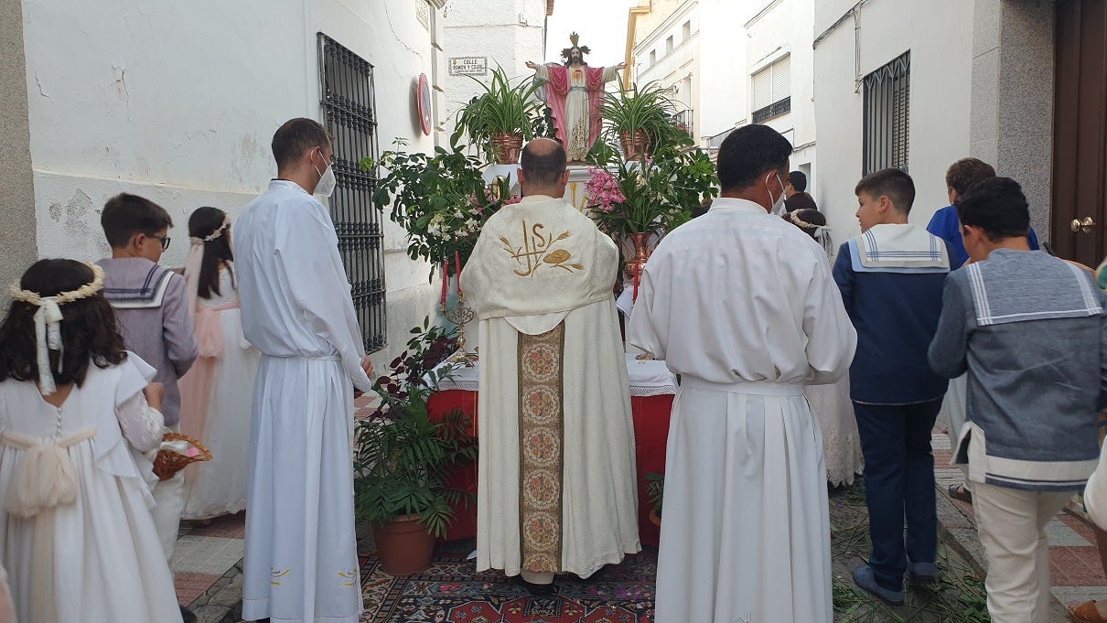 El Corpus Christi volvió a celebrarse con un gran acompañamiento por las calles de Campanario. 