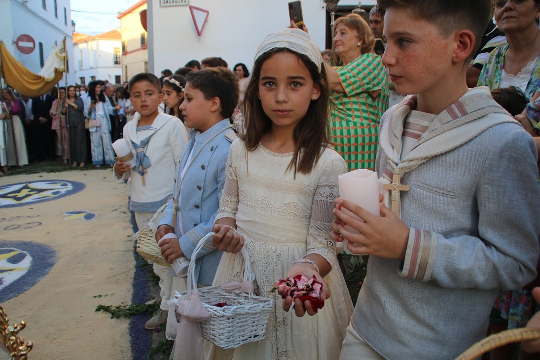 El Corpus Christi volvió a celebrarse con un gran acompañamiento por las calles de Campanario. 
