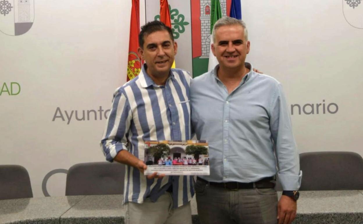 El Alcalde entrega una plaza a Juan José Murillo como reconocimiento por sus años al frente del club. 