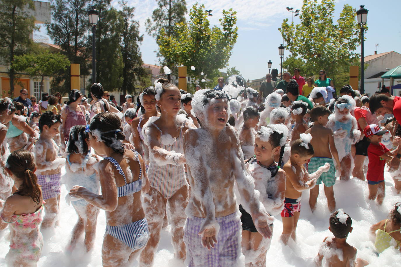 El Fiestón del Verano congregó a cientos de niños y jóvenes, que se refrescaron con la fiesta de la espuma y los hinchables acuáticos.