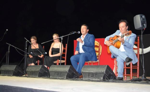 Manuel Cuevas regaló unas letras alusivas a Campanario. 