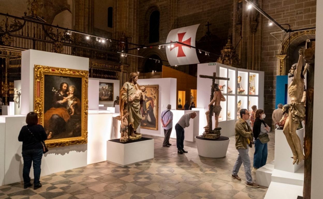 Visitantes a la exposición 'Las Edades del Hombre' en la Catedral de Plasencia. 