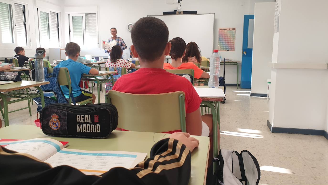 Caras de alegría y sueño en la vuelta al cole en Campanario. 