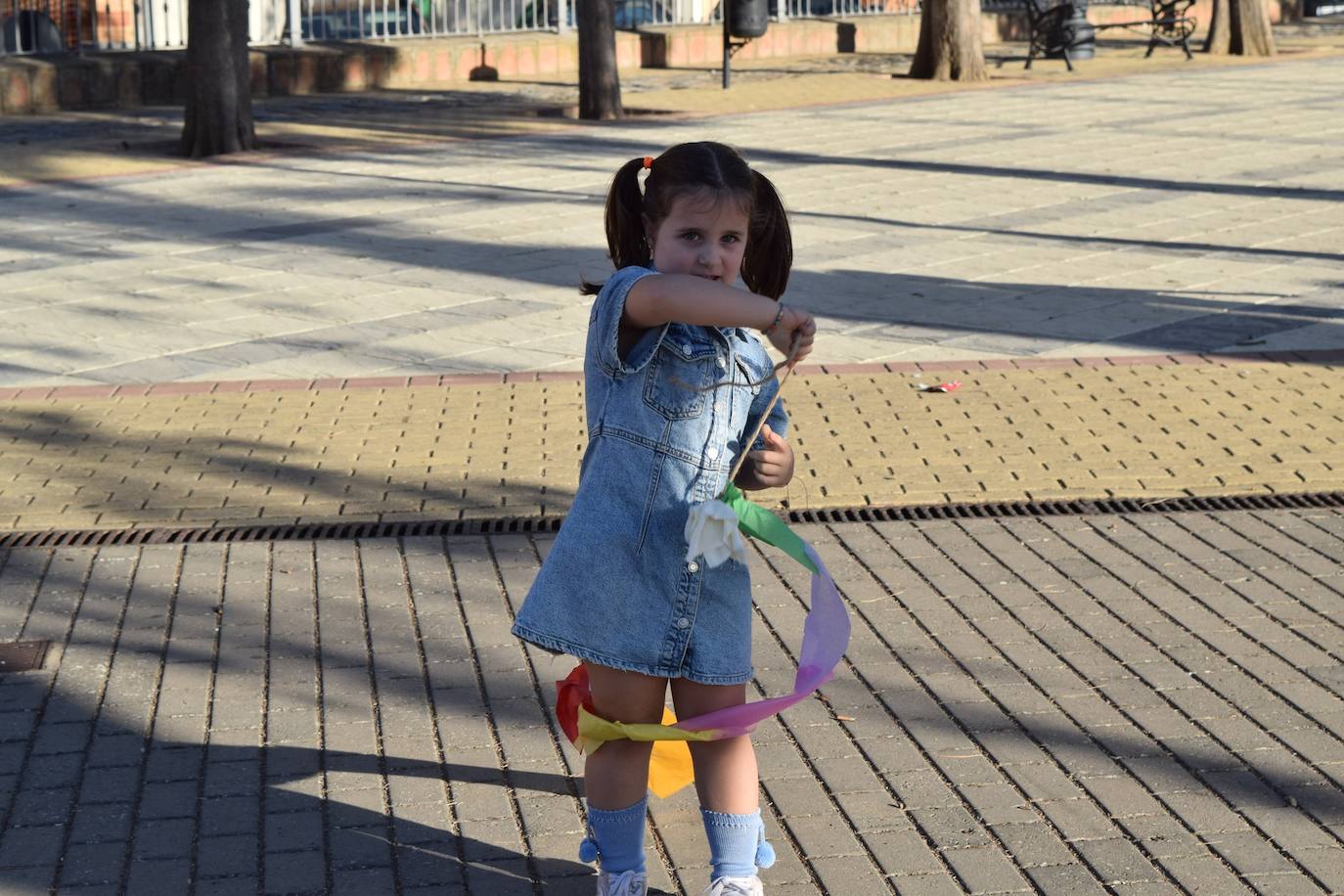 Una pequeña campanariense juega con la carioca que acababa de fabricar 