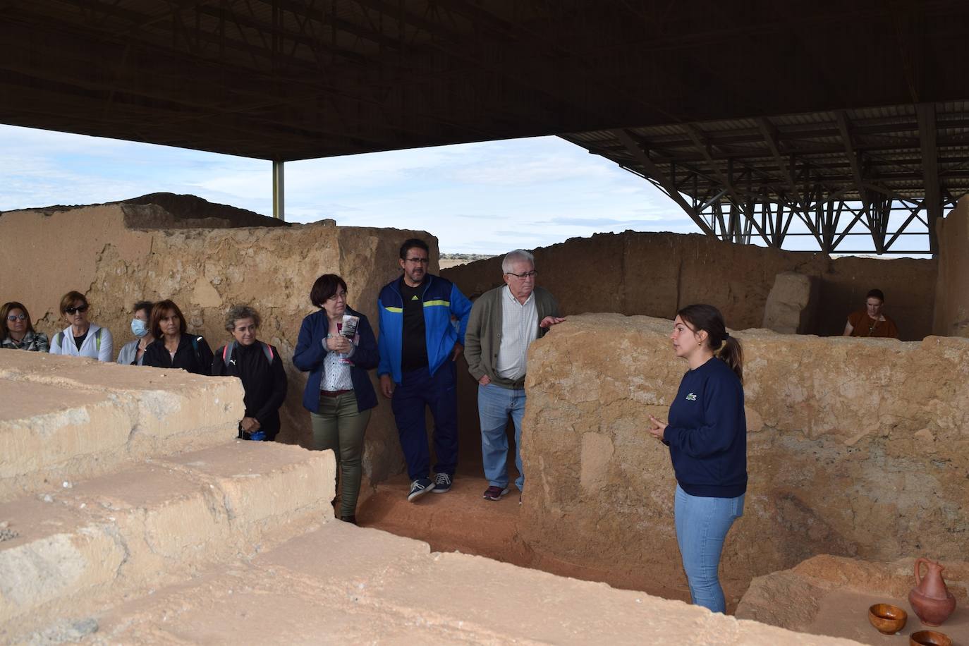 La guía del yacimiento e historiadora campanariense, Ana Belén Delgado, explica la historia del yacimiento 