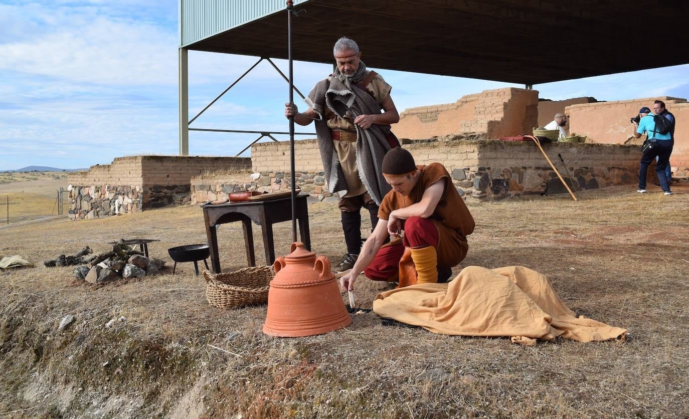 Una de las representaciones en el yacimiento 'La Mata' de Campanario 