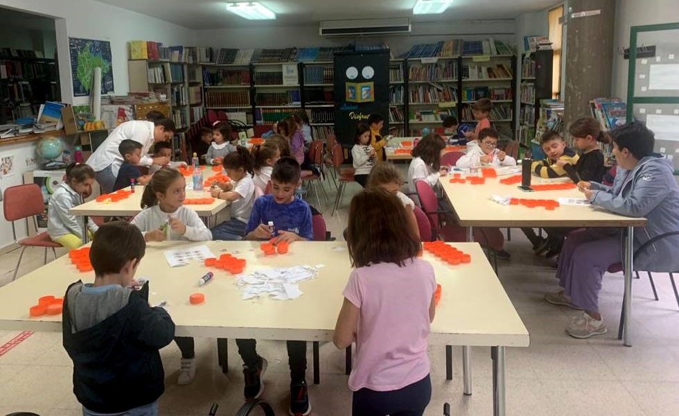 Los pequeños durante la actividad de medio ambiente en la biblioteca municipal de Campanario 