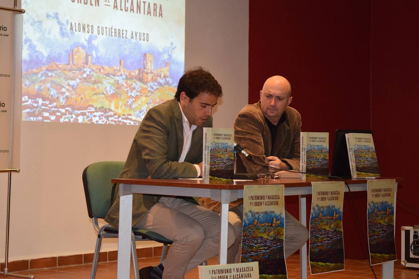 Presentación del libro 'Patrimonio de Magacela de la Orden de Alcántara' de Alonso Gutiérrez (dcha), acompañado por el concejal Raúl Ayuso (izq) 