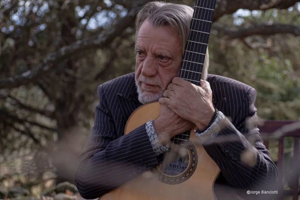 El cantautor Luis Pastor presenta en el Teatro Olimpia su nuevo disco 'Extremadura Fado'