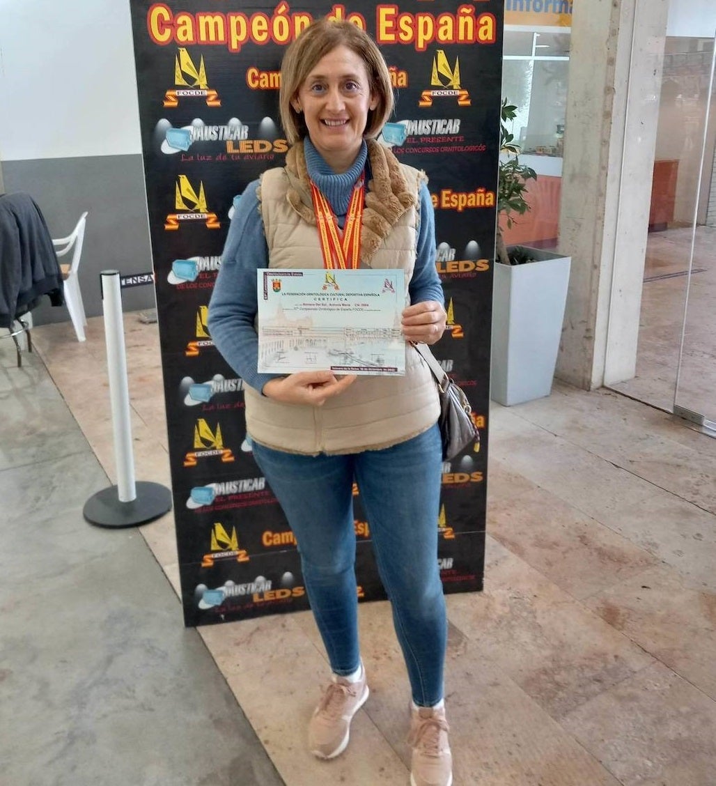 Toñi Romero posa con el título de Campeona de España de Ornitología F.O.C.D.E. 