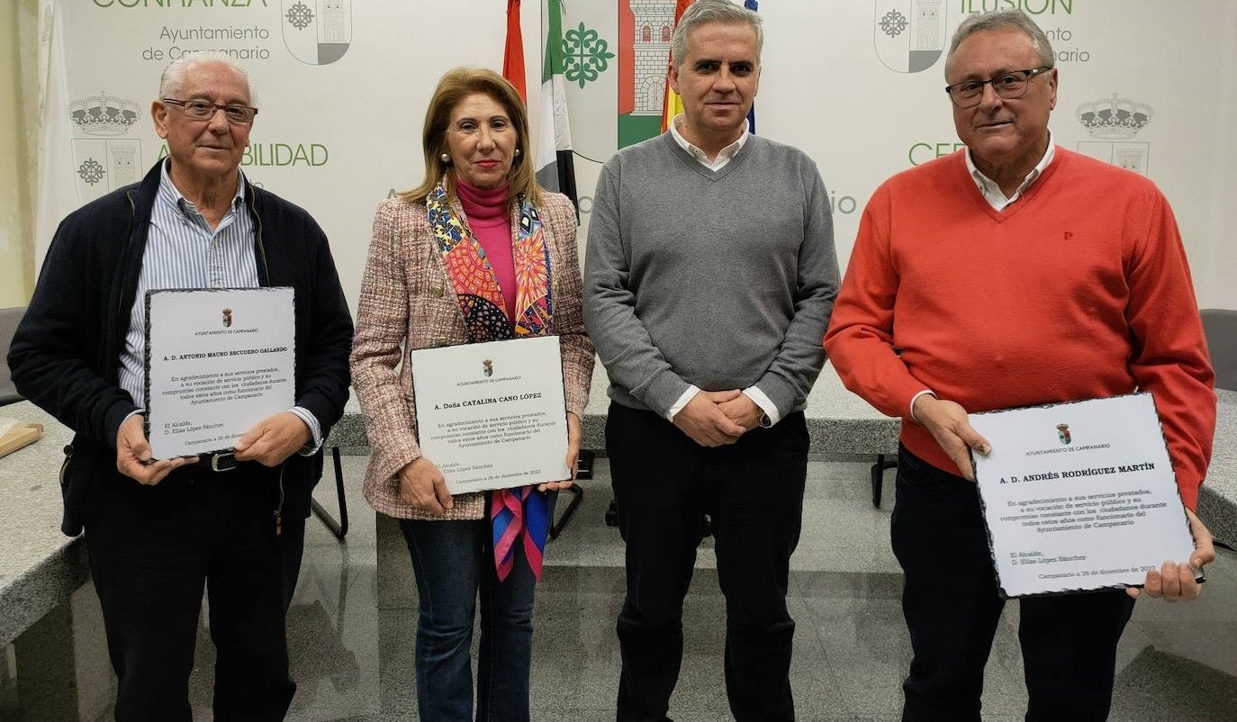 (Izq a dcha) Antonio Mauro Escudero, Catalina Cano, Elías López (alcalde) y Andrés Rodríguez 