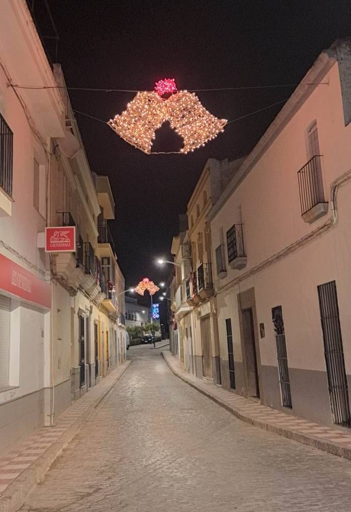 Campanario invita estos días a dar un paseo por sus calles contemplando las luces de colores y todos los motivos que marcan el camino. Pero, si hay algo que llama la atención del alumbrado navideño campanariense, es esa bonita postal desde la iglesia hasta la Plaza de España, donde espera un gran árbol de Navidad rodeado de guirnaldas de luces blancas. 