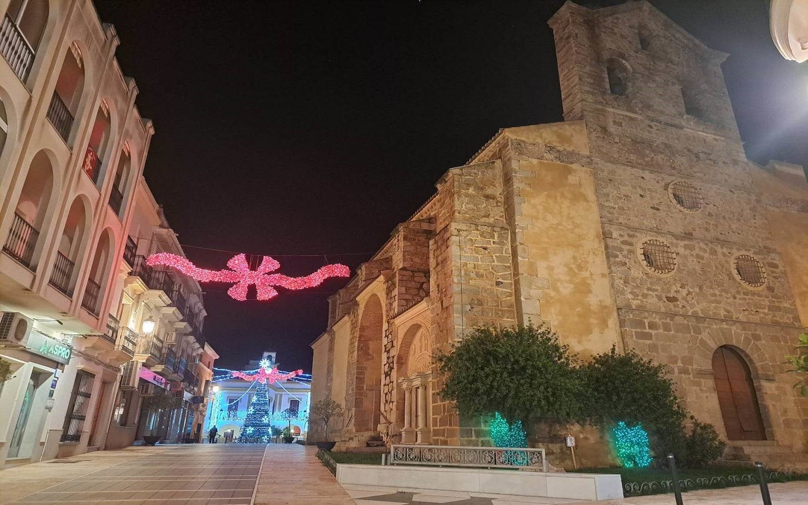 Campanario invita estos días a dar un paseo por sus calles contemplando las luces de colores y todos los motivos que marcan el camino. Pero, si hay algo que llama la atención del alumbrado navideño campanariense, es esa bonita postal desde la iglesia hasta la Plaza de España, donde espera un gran árbol de Navidad rodeado de guirnaldas de luces blancas. 