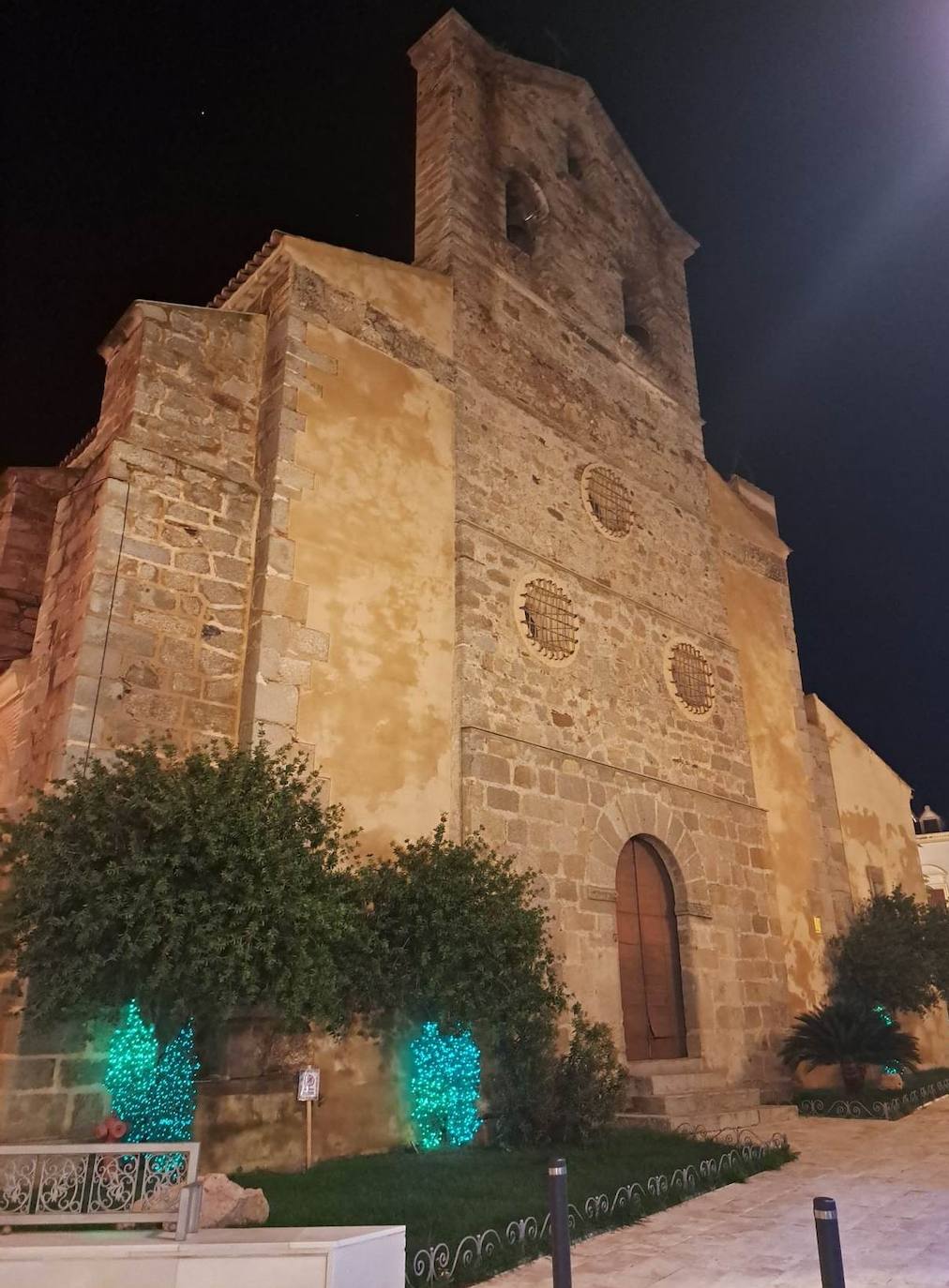 Campanario invita estos días a dar un paseo por sus calles contemplando las luces de colores y todos los motivos que marcan el camino. Pero, si hay algo que llama la atención del alumbrado navideño campanariense, es esa bonita postal desde la iglesia hasta la Plaza de España, donde espera un gran árbol de Navidad rodeado de guirnaldas de luces blancas. 