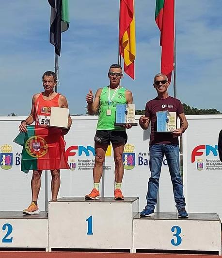 Tony Carmona posa en lo más alto del pódium de la Maratón de Badajoz categoría Master