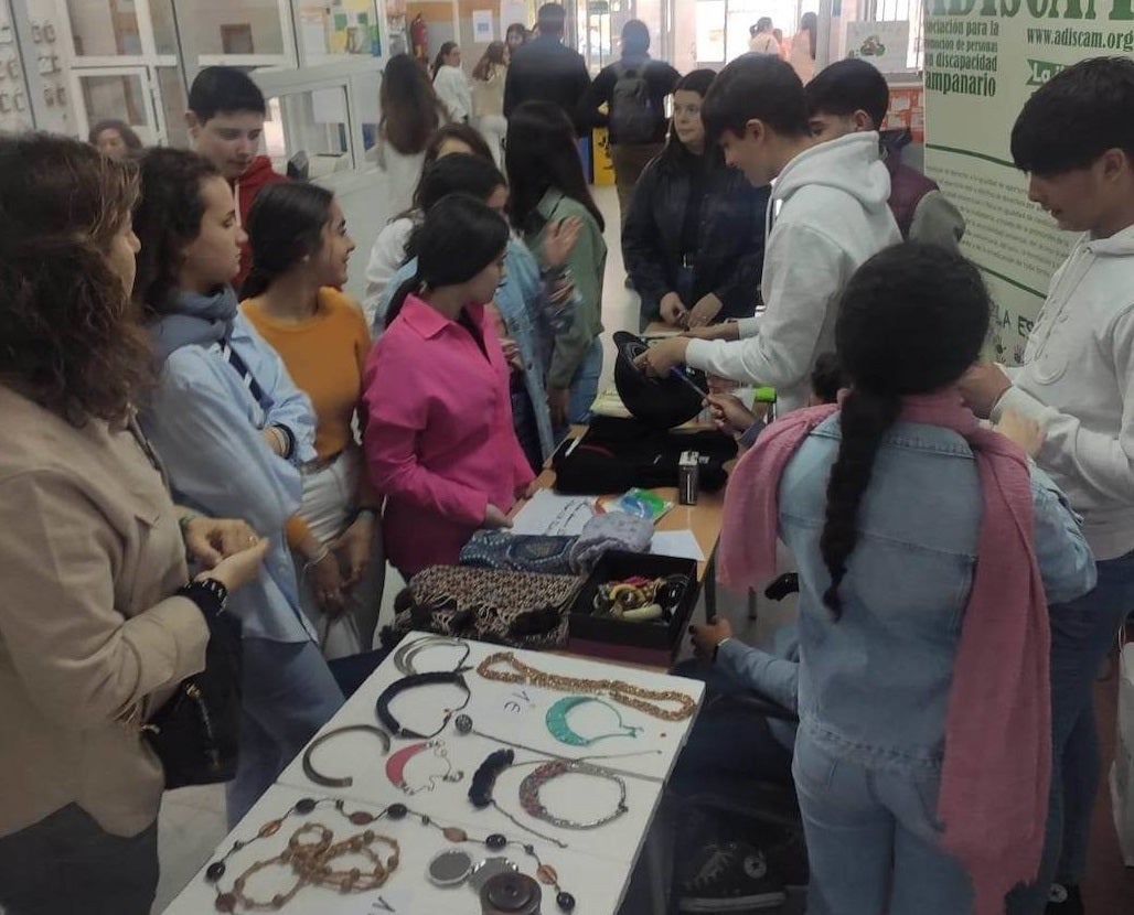 Los alumnos compran y venden en el mercadillo solidario