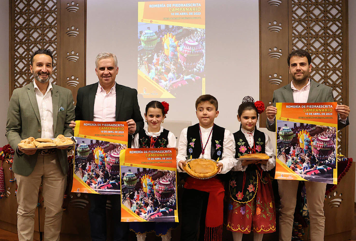 Ricardo Cabezas, Elías López y Raúl Ayuso posan con los pequeños Rocío, Alejandra y Manuel