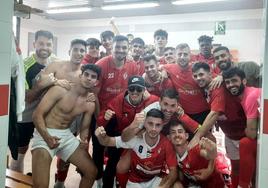 El equipo del CF Campanario celebra la victoria del último partido de liga