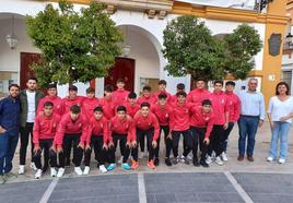 El equipo Cadete y su entrenador, Fidel Caballero, posan con el alcalde, la concejala de Deportes y el concejal de Cultura