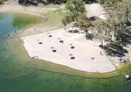 La playa de Campanario dispone además de sombrillas y chiringuitos