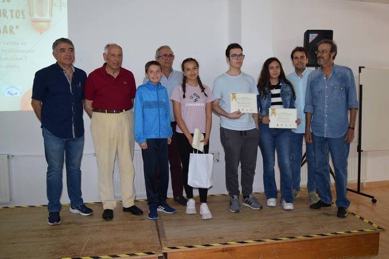 Galardonados y representantes de la organización del I Premio de Relatos Cortos 'Tomé Lobar'