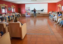 35 mujeres participaron en la sesión informativa sobre ambos cursos en Campanario
