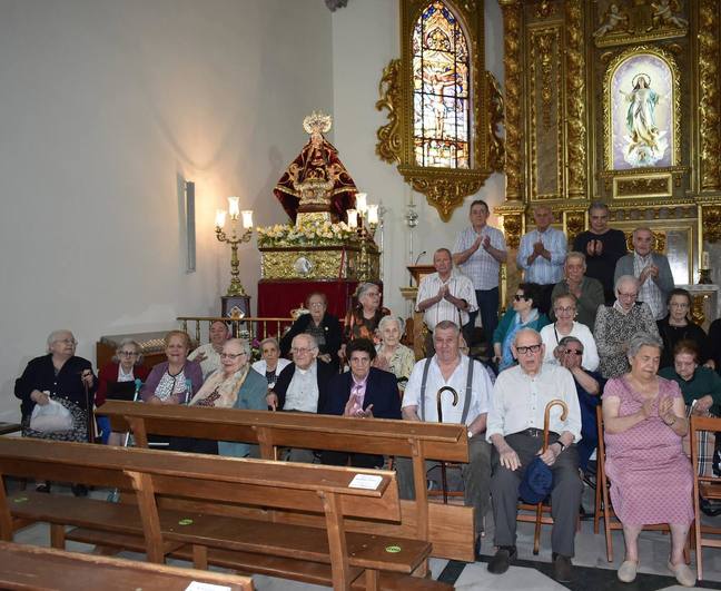 Los usuarios de los pisos tutelados visitan a su Virgen de Piedraescrita