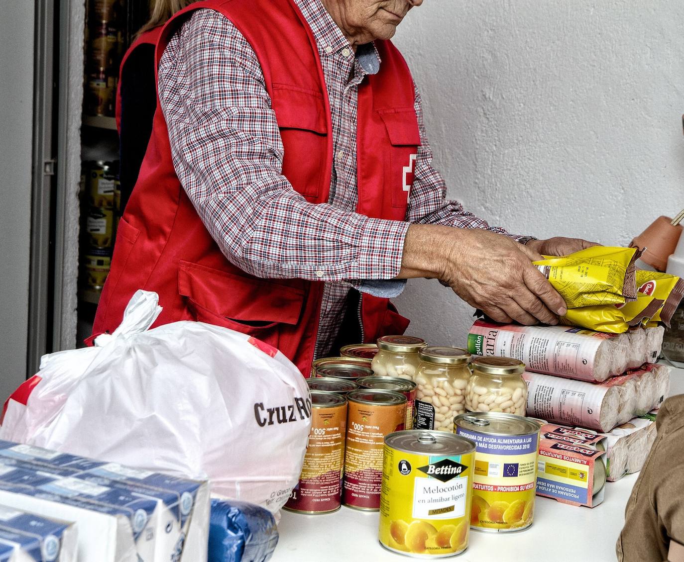 Distribución de alimentos por parte de Cruz Roja