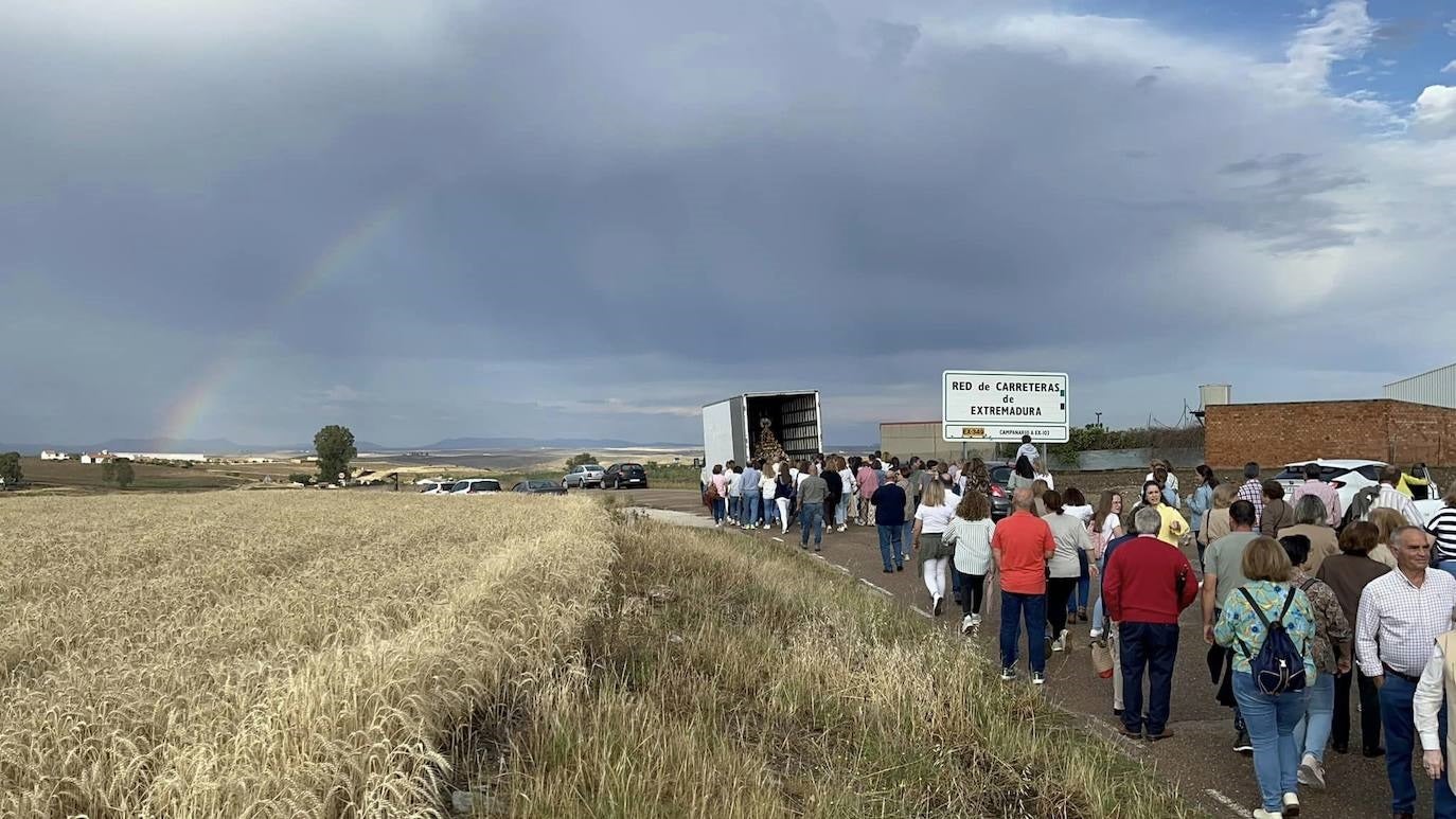 Los fieles acompañan a su Barranquera, con el arcoiris de fondo