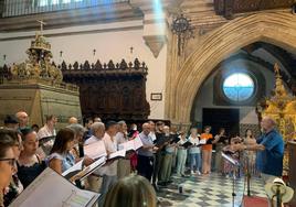 El coro Voces Vivas, de Campanario, canta en la Misa del Peregrino del Monasterio de Guadalupe