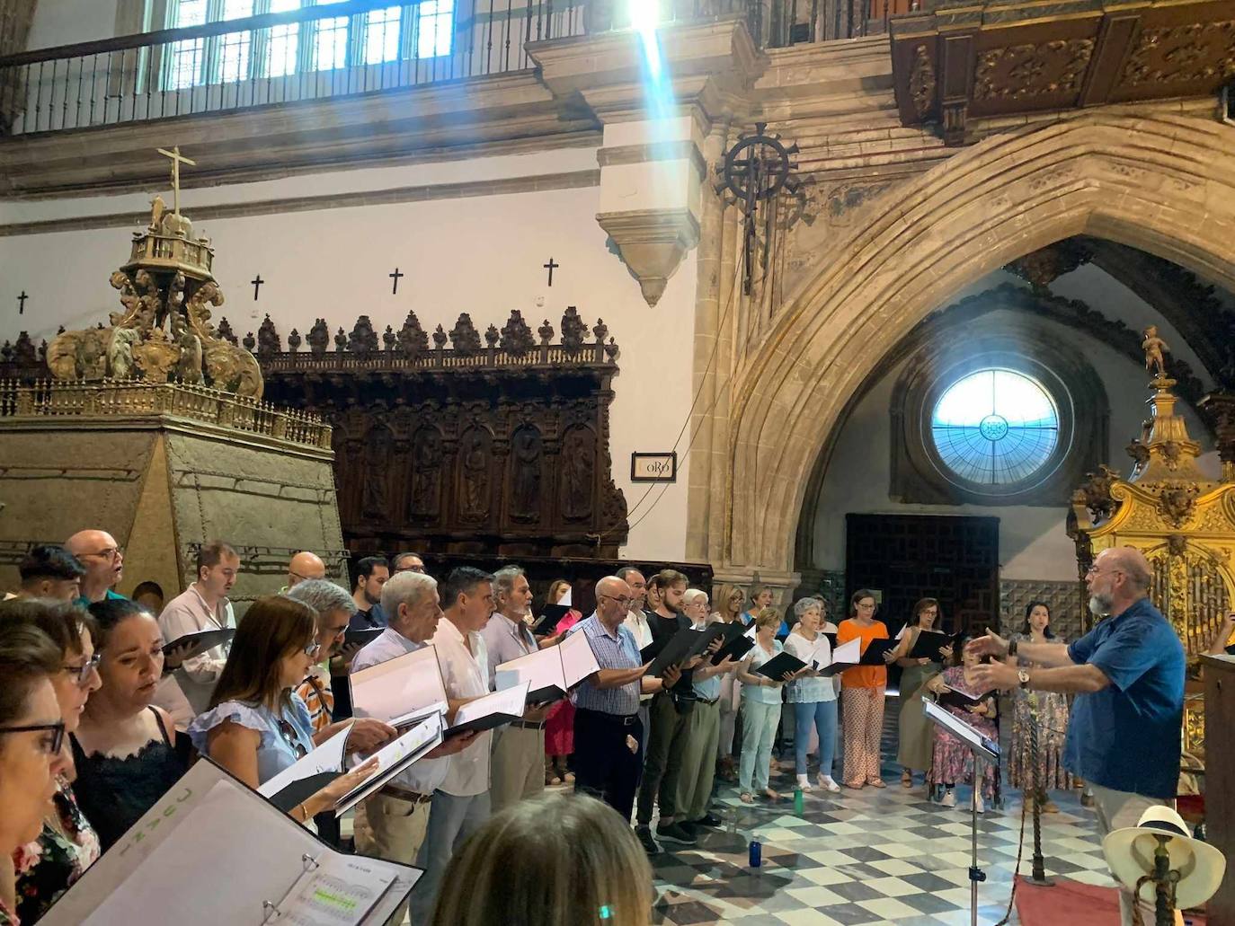 El coro Voces Vivas, de Campanario, canta en la Misa del Peregrino del Monasterio de Guadalupe