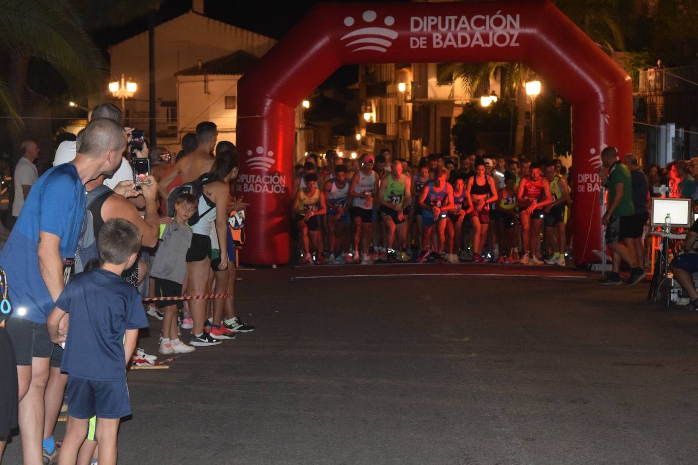 300 corredores extremeños participaron en la 'VI Campanaria Nocturna'