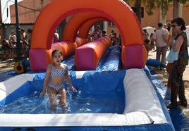 Cientos de pequeños campanarienses disfrutaron del Fiestón del Verano con hinchables acuáticos con piscinas y toboganes, piñatas, dardos y juegos de punteríaque ofrecieron diversión en la calurosa mañana