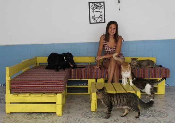 Sandra Prior Ruiz, presidenta de SOS Animales Campanario, posa junto a algunos animales que tienen en acogida