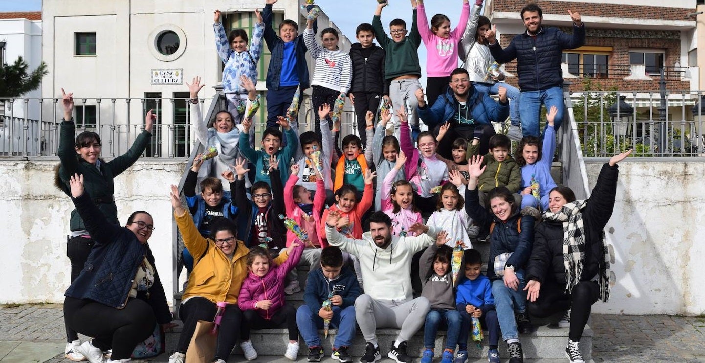 Los 29 participantes de la 'Semana Diviértete' posan para la foto de familia 