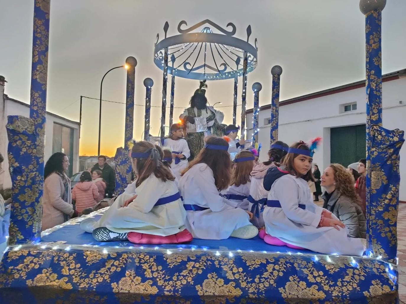 Los Reyes Magos llevaron la ilusión a las calles y las casas de Campanario para cumplir deseos y repartir regalos en la noche más mágica del año tanto a pequeños como a mayores, quienes disfrutaron de la tradicional Cabalgata que da la bienvenida a Sus Majestades de Oriente. 