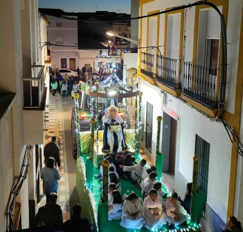 Los Reyes Magos llevaron la ilusión a las calles y las casas de Campanario para cumplir deseos y repartir regalos en la noche más mágica del año tanto a pequeños como a mayores, quienes disfrutaron de la tradicional Cabalgata que da la bienvenida a Sus Majestades de Oriente. 