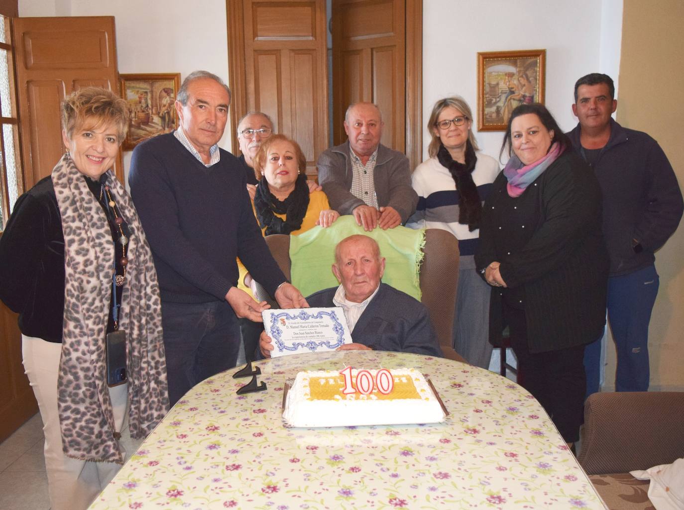 Juan Sánchez posa con su familia y miembros del equipo de gobierno en su 100 cumpleaños.