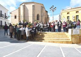 Lecura del manifiesto por el Día de la Mujer en la Plaza de España de Campanario.