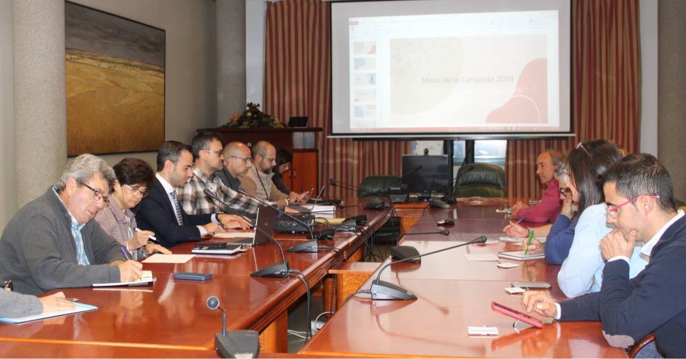 El alcalde representa a Campanario en la Mesa de la Langosta de Extremadura