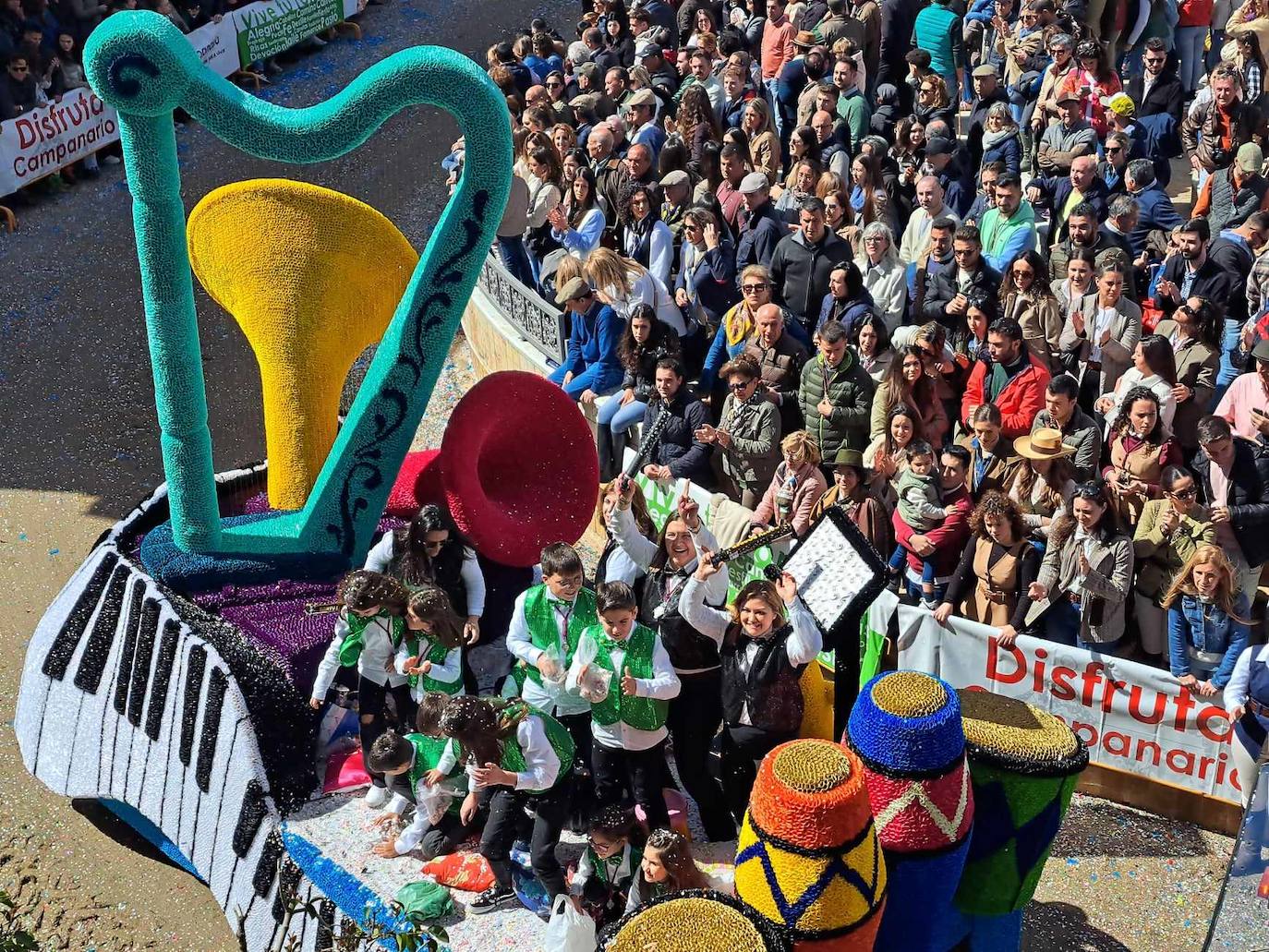 Fotos: El desfile de carrozas de Piedraescrita inundó las calles de color