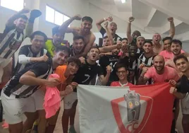 Los jugadores del CF Campanario celebran su clasificación para la fase de ascenso a Tercera.