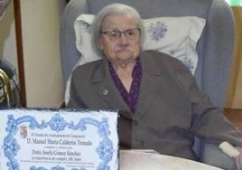 Josefita 'La comadrona' recibió una placa por su 100 cumpleaños de parte del Ayuntamiento.