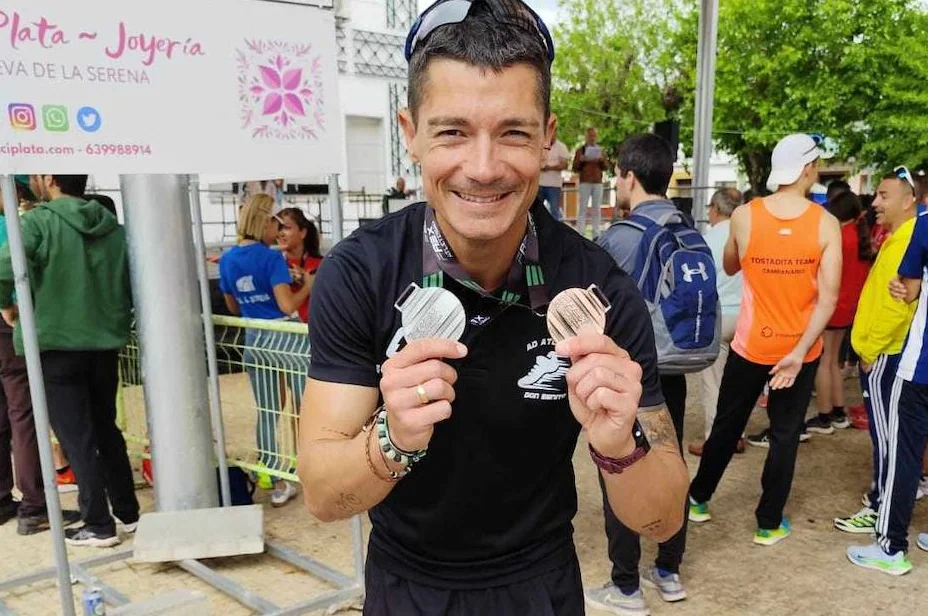 Javier Calderón consiguió las medallas de plata y bronce en el Campeonato de Extremadura 5K en Ruta.